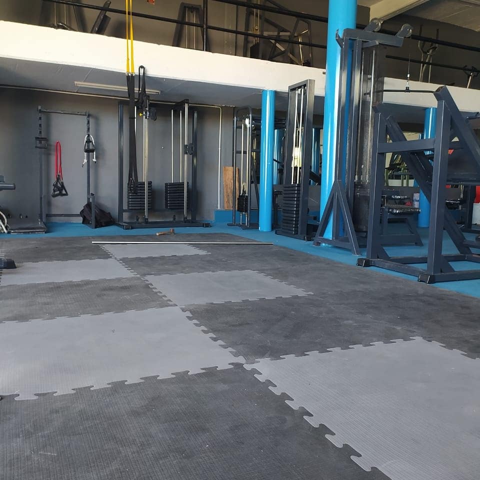 Piso de musculación de MaxFIT Gimnasio con máquinas y equipamiento completo